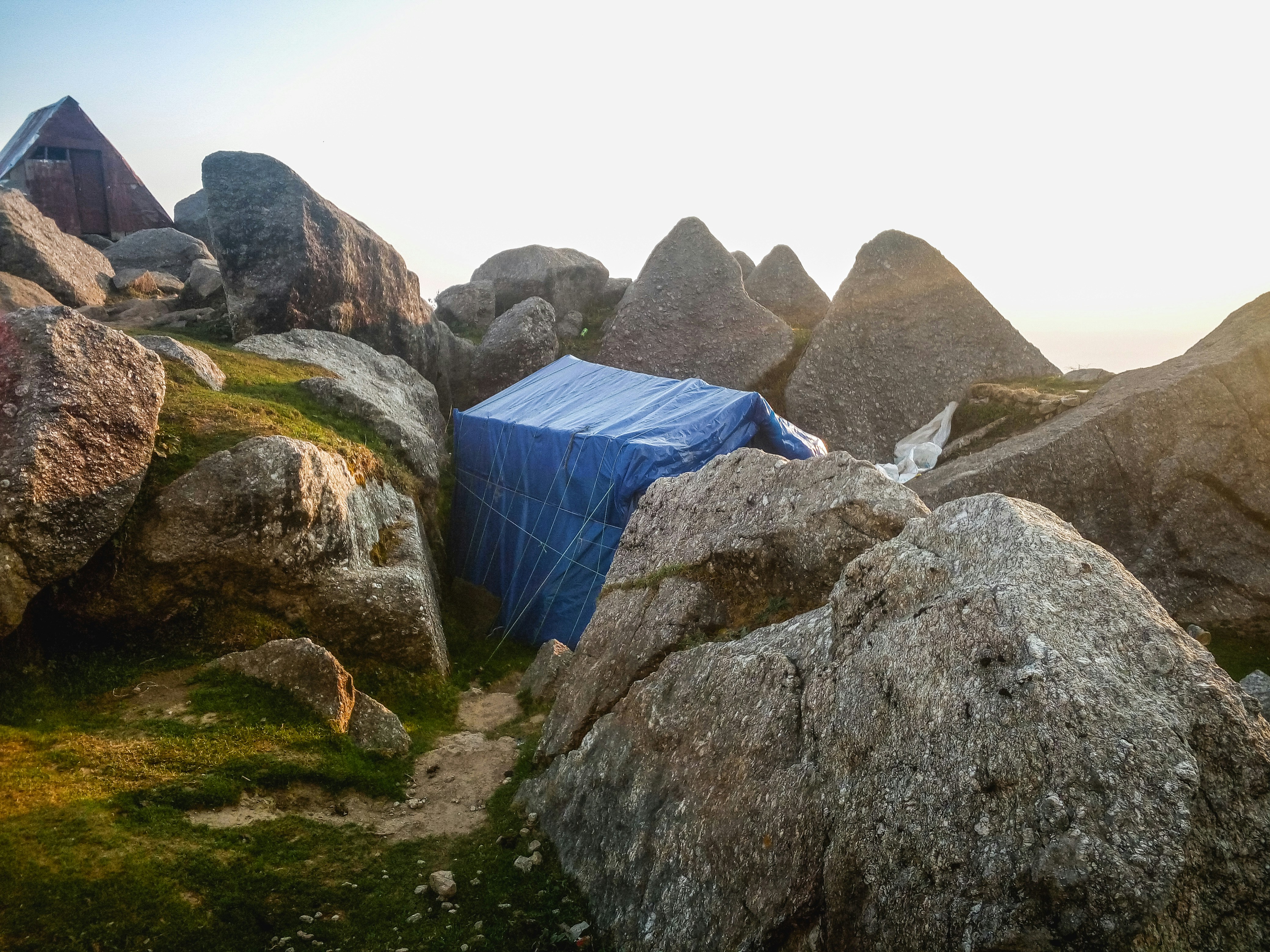 Camping tent windy mountain, ilustrasi artikel Mastering the Gale: A Pro’s Guide to Pitching a Tent in High Winds 2