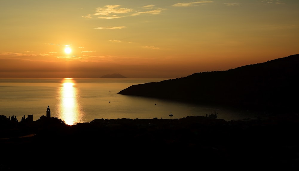 silhouette di montagna durante il tramonto