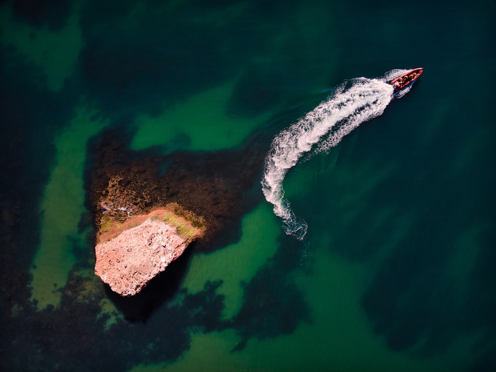 日中の水域の茶色の岩層の航空写真