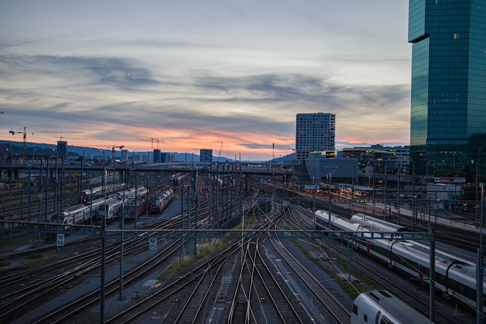 Stadtgebäude tagsüber unter bewölktem Himmel