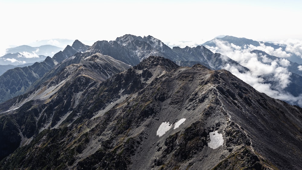 montagna grigia e bianca sotto il cielo bianco durante il giorno