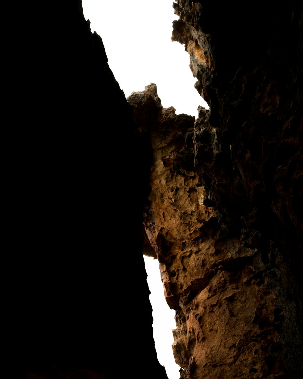 Formation rocheuse brune pendant la journée