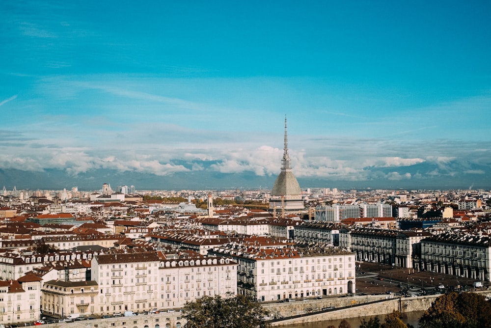 Weiß-braunes Betongebäude unter blauem Himmel tagsüber