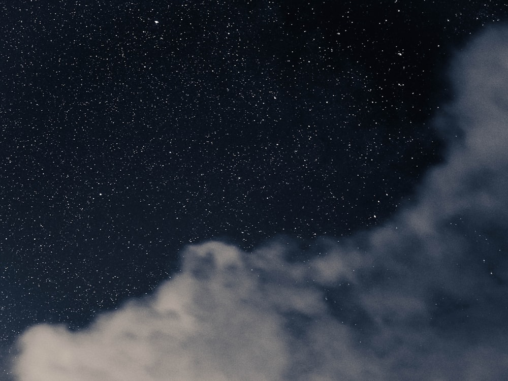 Nubes blancas y cielo azul durante el día