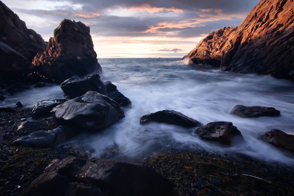 Formación de rocas marrones en el mar durante el día