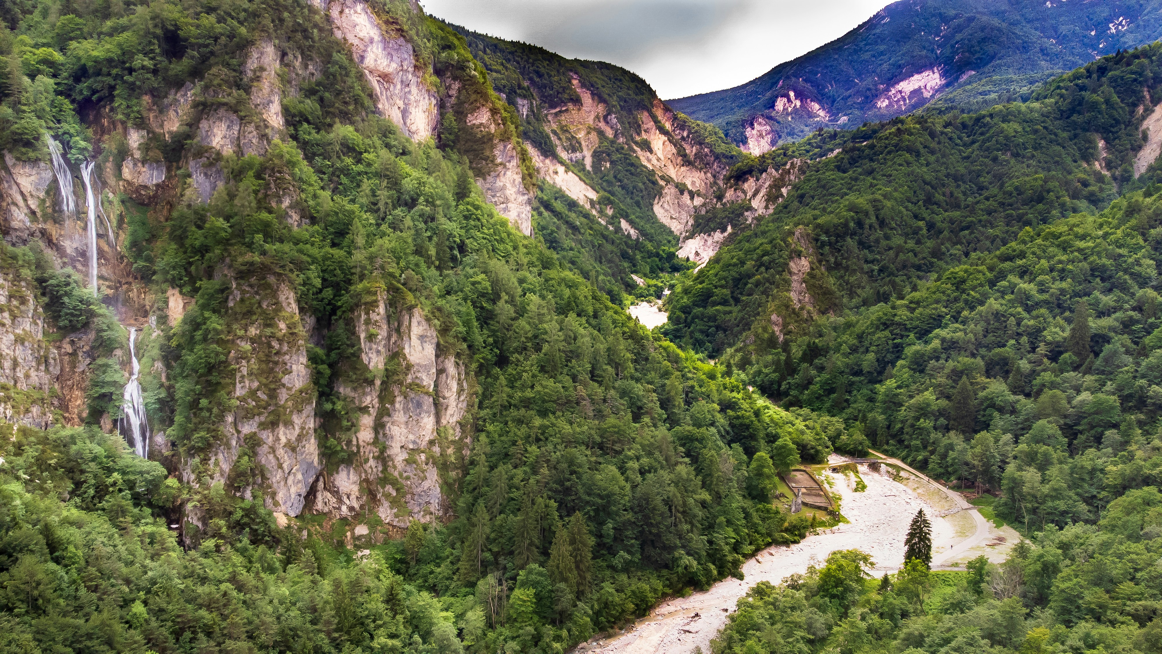 Photo by photoroutes