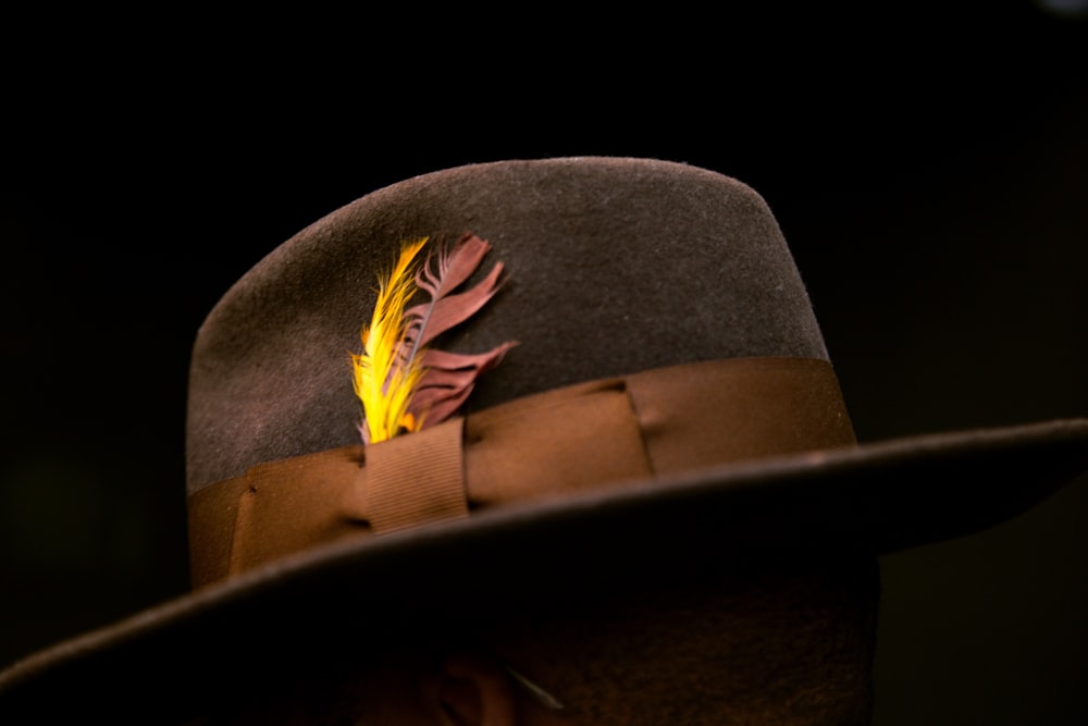 Gorra negra y amarilla con estampado de águilas