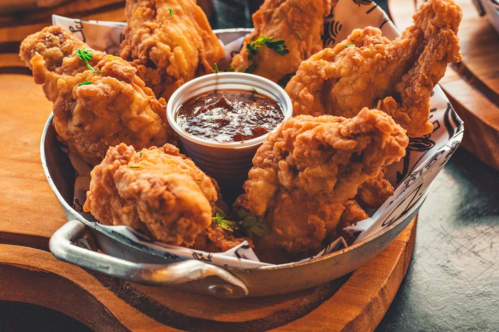 Poulet frit sur plateau en acier inoxydable