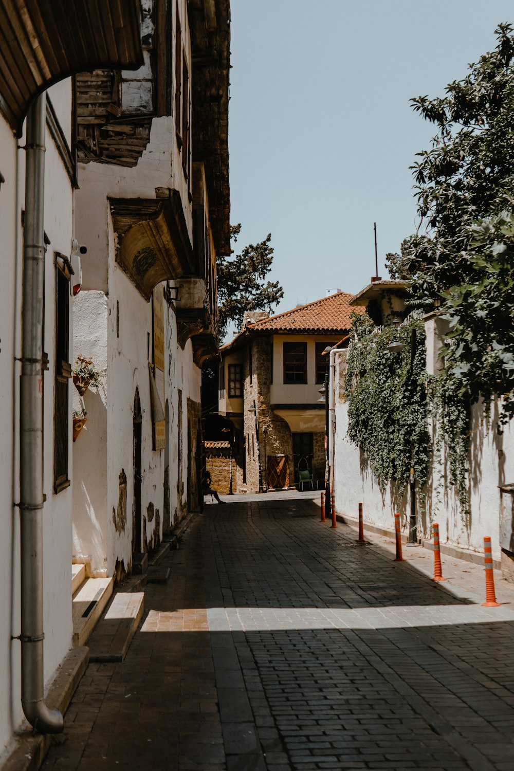 edificio in cemento bianco e marrone