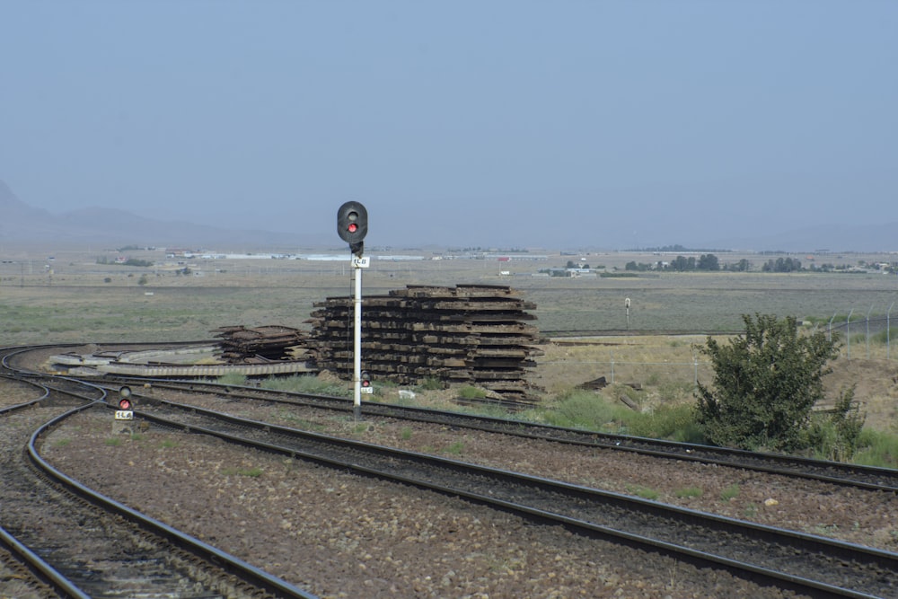 trem ferroviário perto do campo de grama verde durante o dia