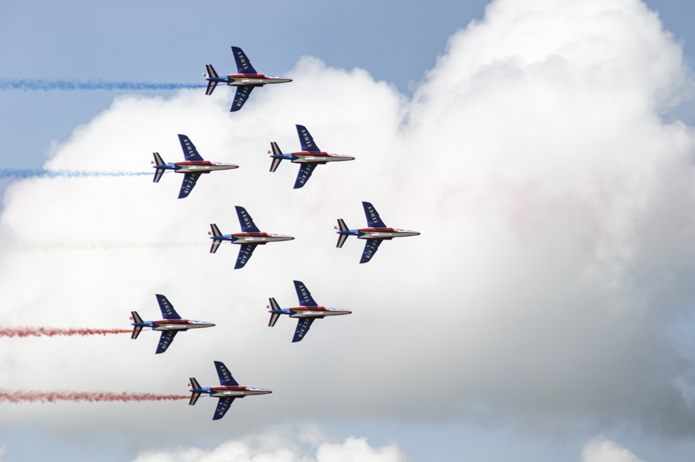 avion de chasse rouge dans le ciel