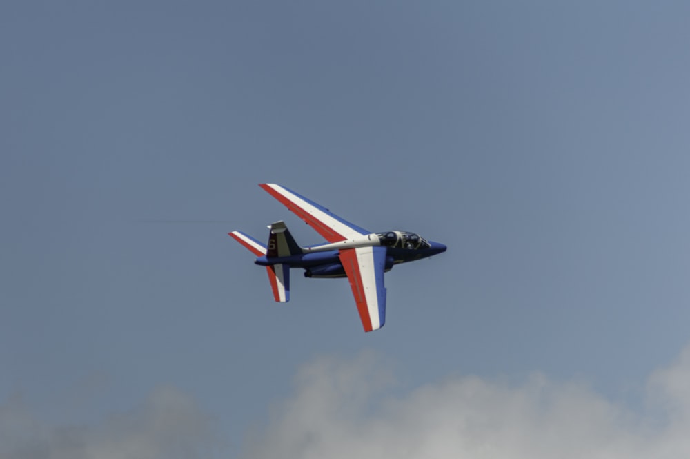 avion blanc et rouge volant dans le ciel