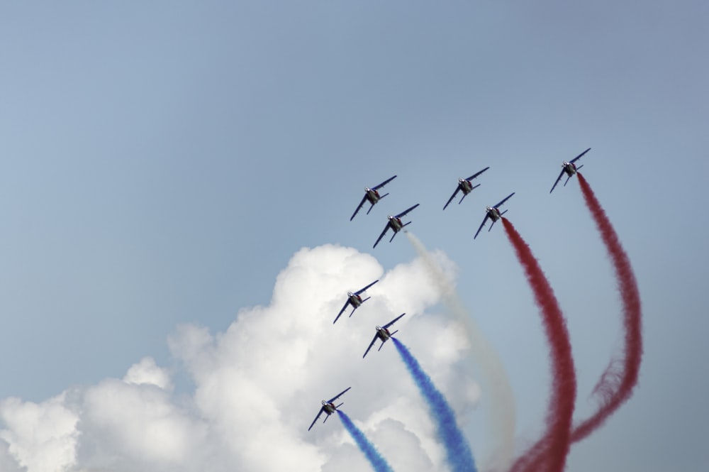 Quatre avions de chasse en plein vol