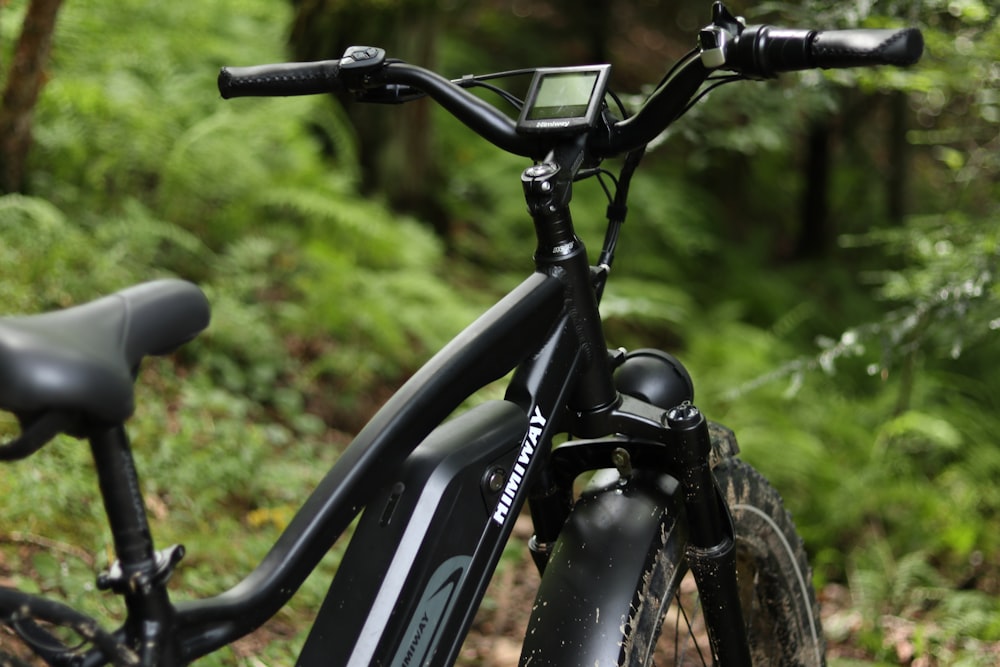 Bicicleta negra en hierba verde durante el día