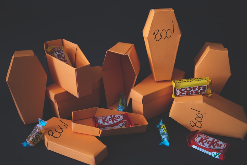un mucchio di scatole che contengono alcune caramelle