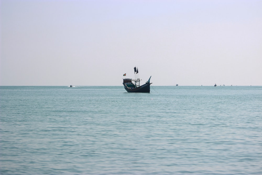 un barco flotando sobre una gran masa de agua