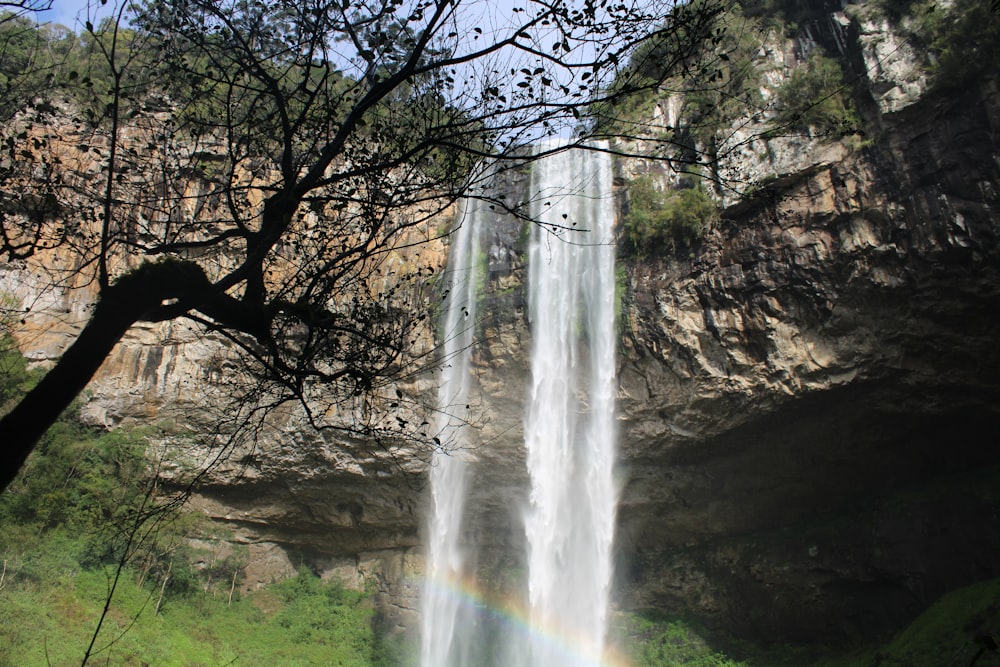 una cascata con un arcobaleno nel mezzo