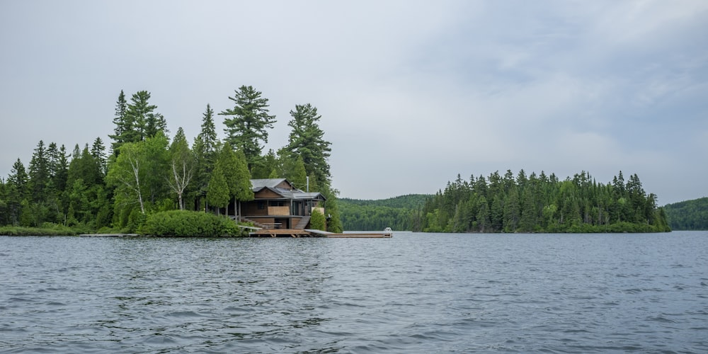 uma casa em uma pequena ilha no meio de um lago