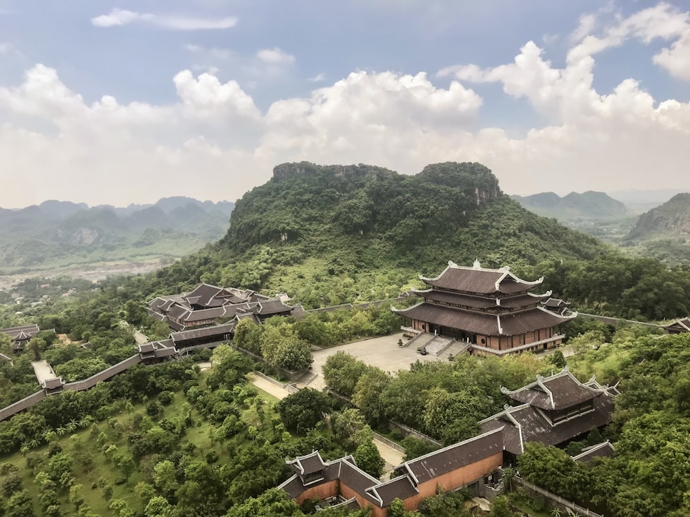 山の上の茶色と白の家