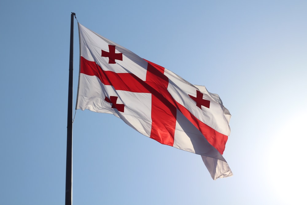 Bandera roja y blanca en el mástil