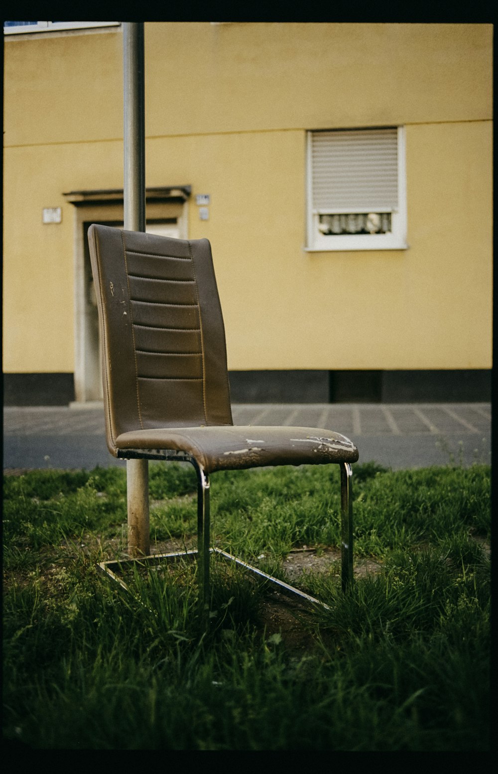 brown wooden bench near white concrete building during daytime