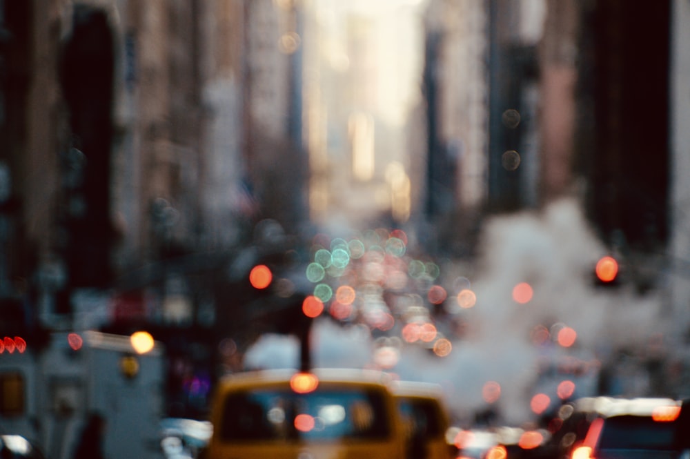 auto su strada durante il giorno