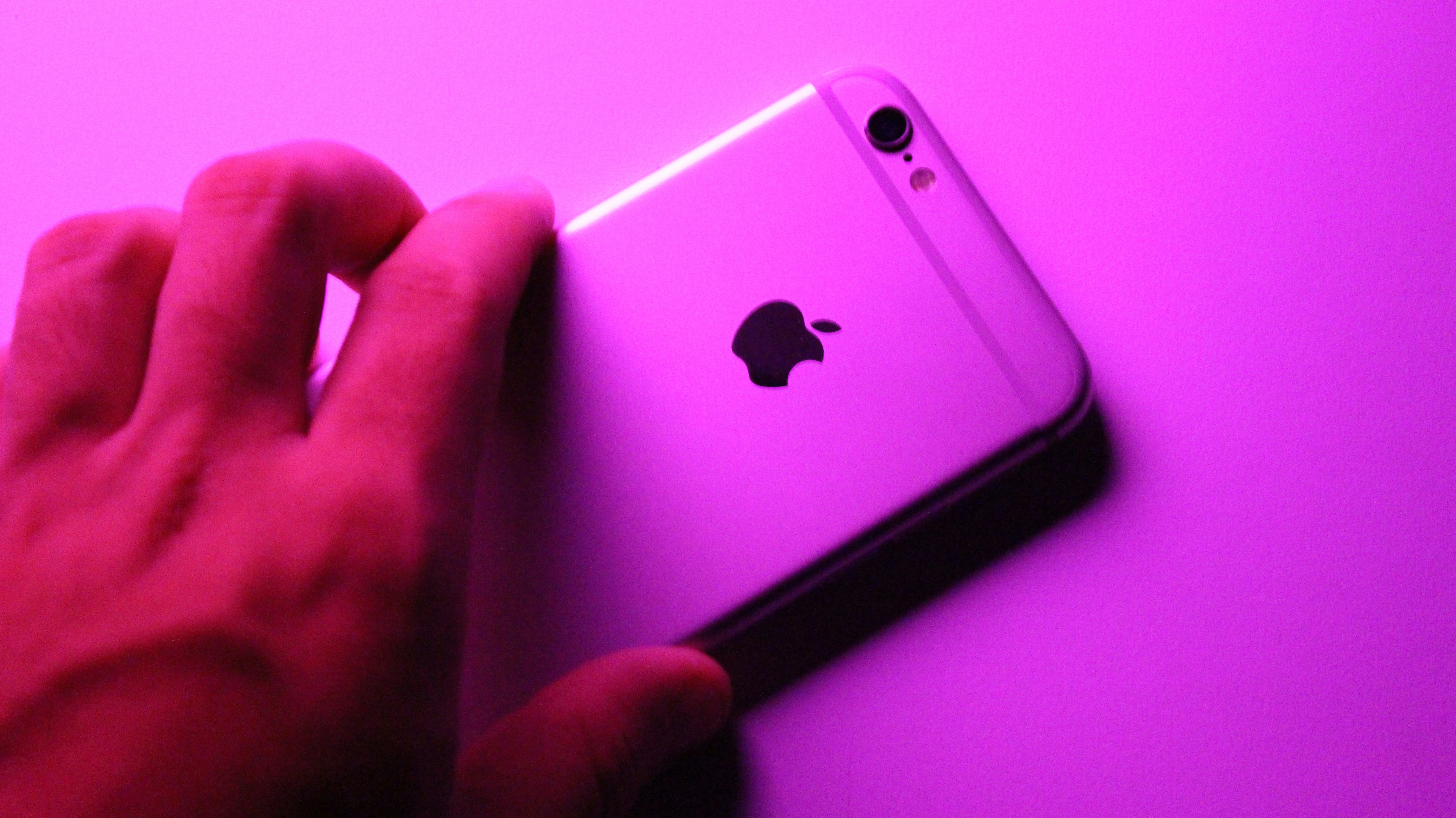 ローズゴールドのiphone 6 Sを持っている人の写真 Unsplashで見つけるりんごの無料写真