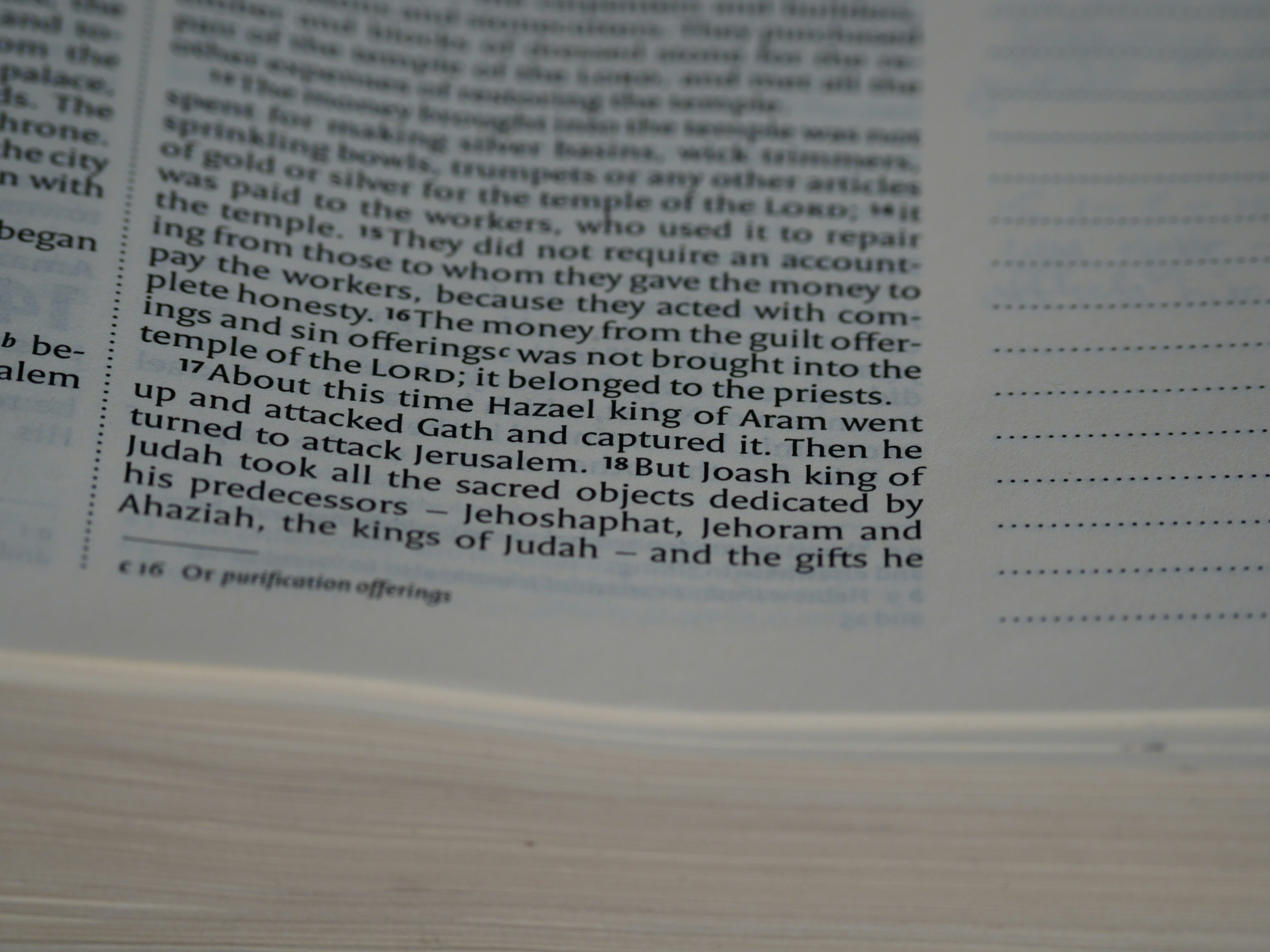 weißes Druckerpapier auf braunem Holztisch