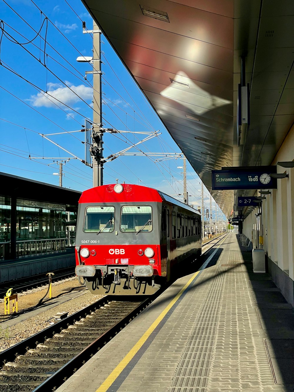 Train rouge et gris sur la gare