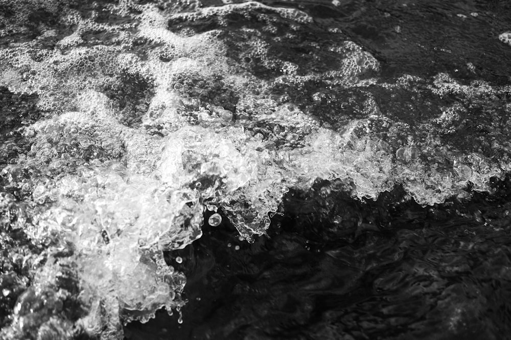 Salpicaduras de agua en la fotografía en escala de grises