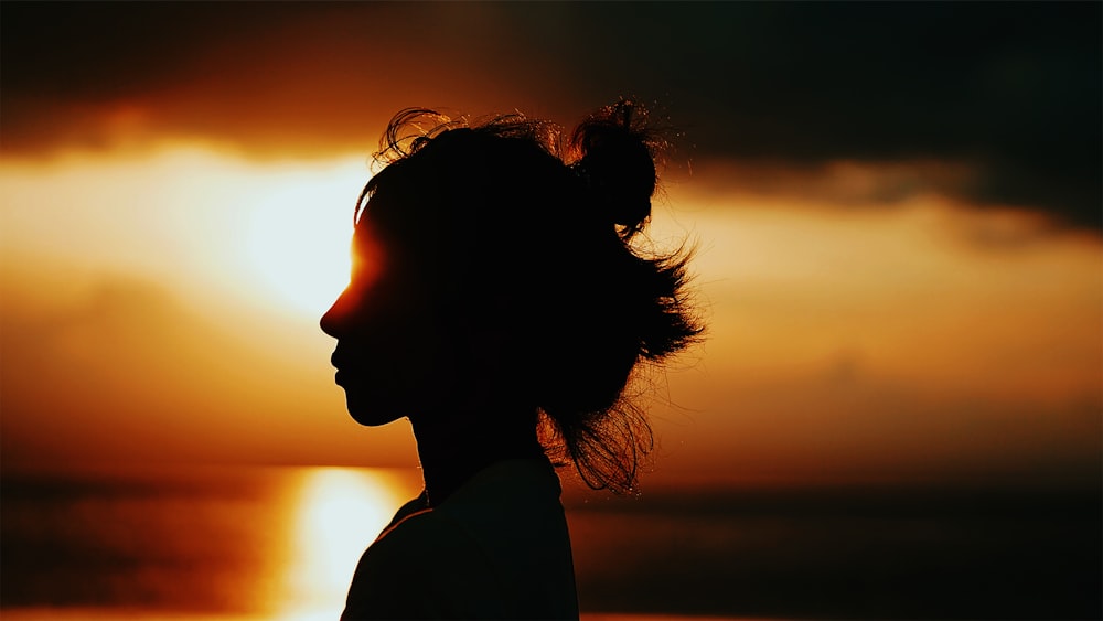 Silueta de mujer durante la puesta del sol