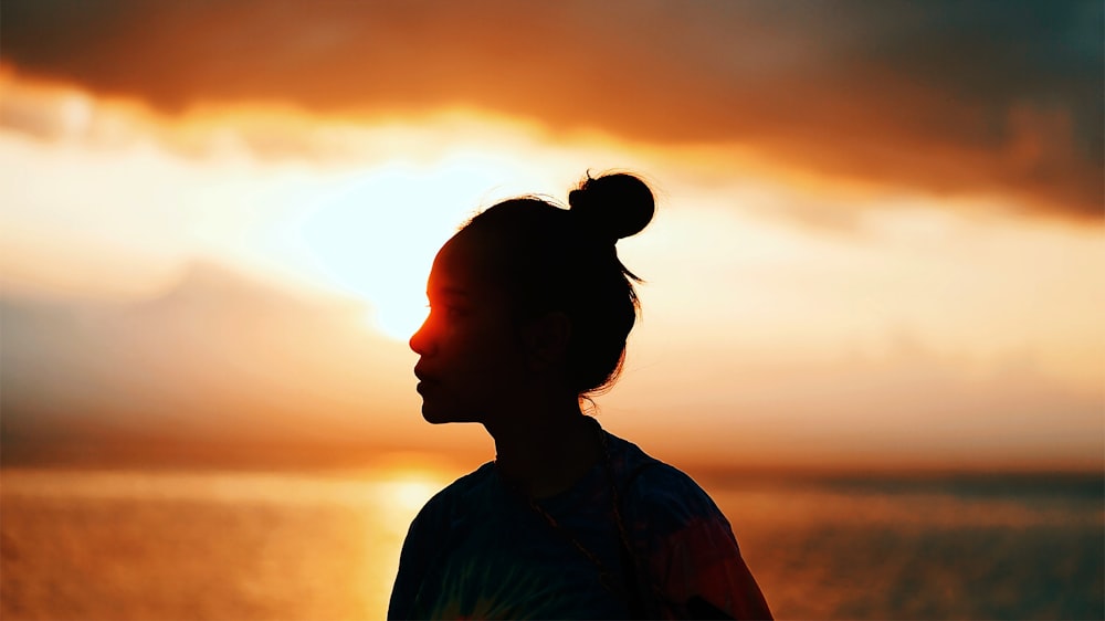 Silhouette der Frau bei Sonnenuntergang