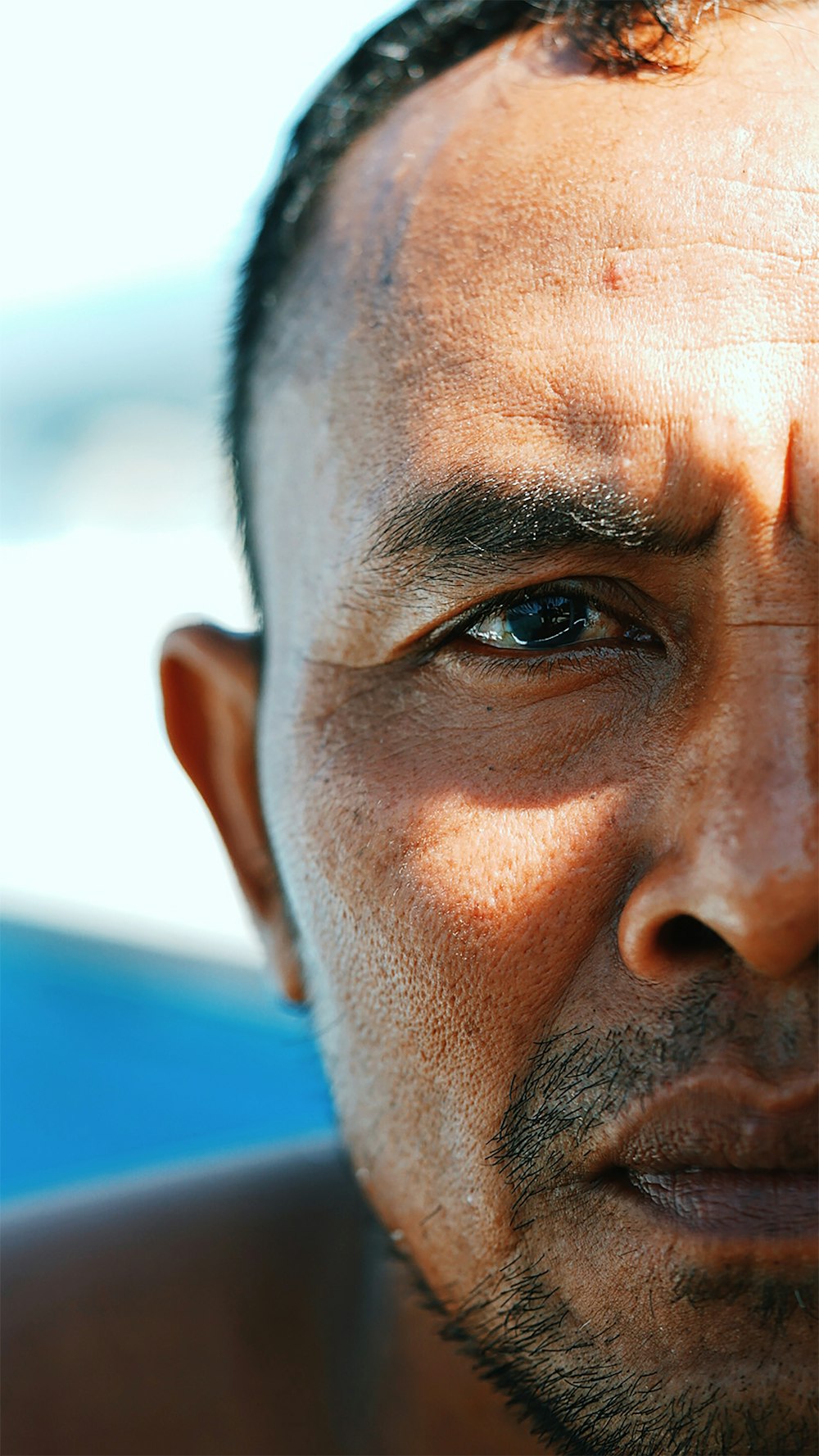 mans face in close up photography