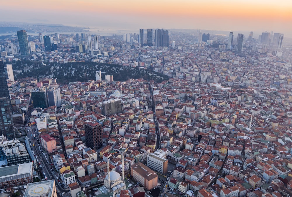 vista aérea dos edifícios da cidade durante o dia