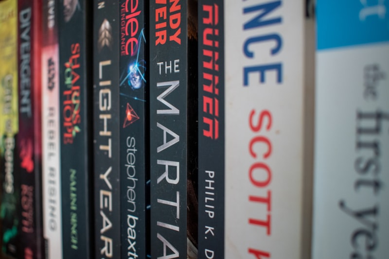 Bücherregal mit Lichtreflexen