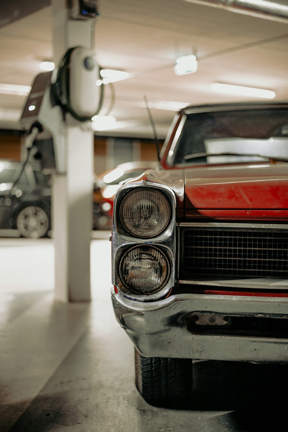 coche rojo y plateado en una habitación