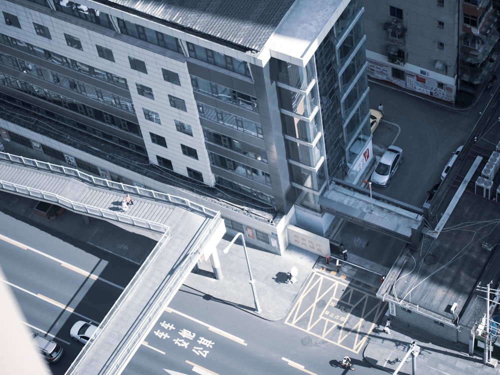 auto parcheggiate davanti all'edificio durante il giorno