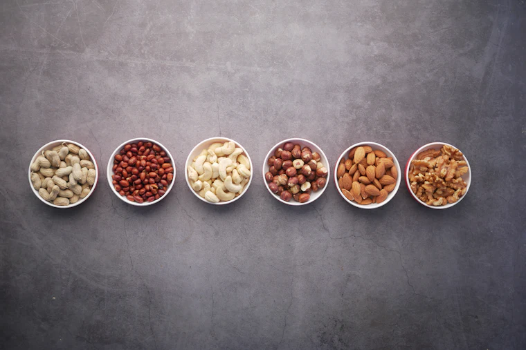 Frutos secos en bowls de cerámica