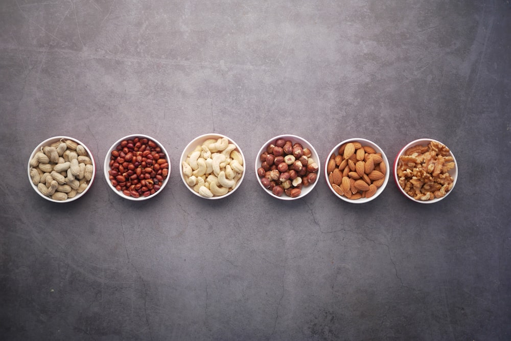 nueces marrones en cuencos de cerámica blanca