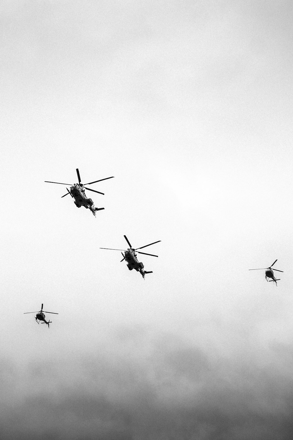 Cuatro aviones de combate en el aire