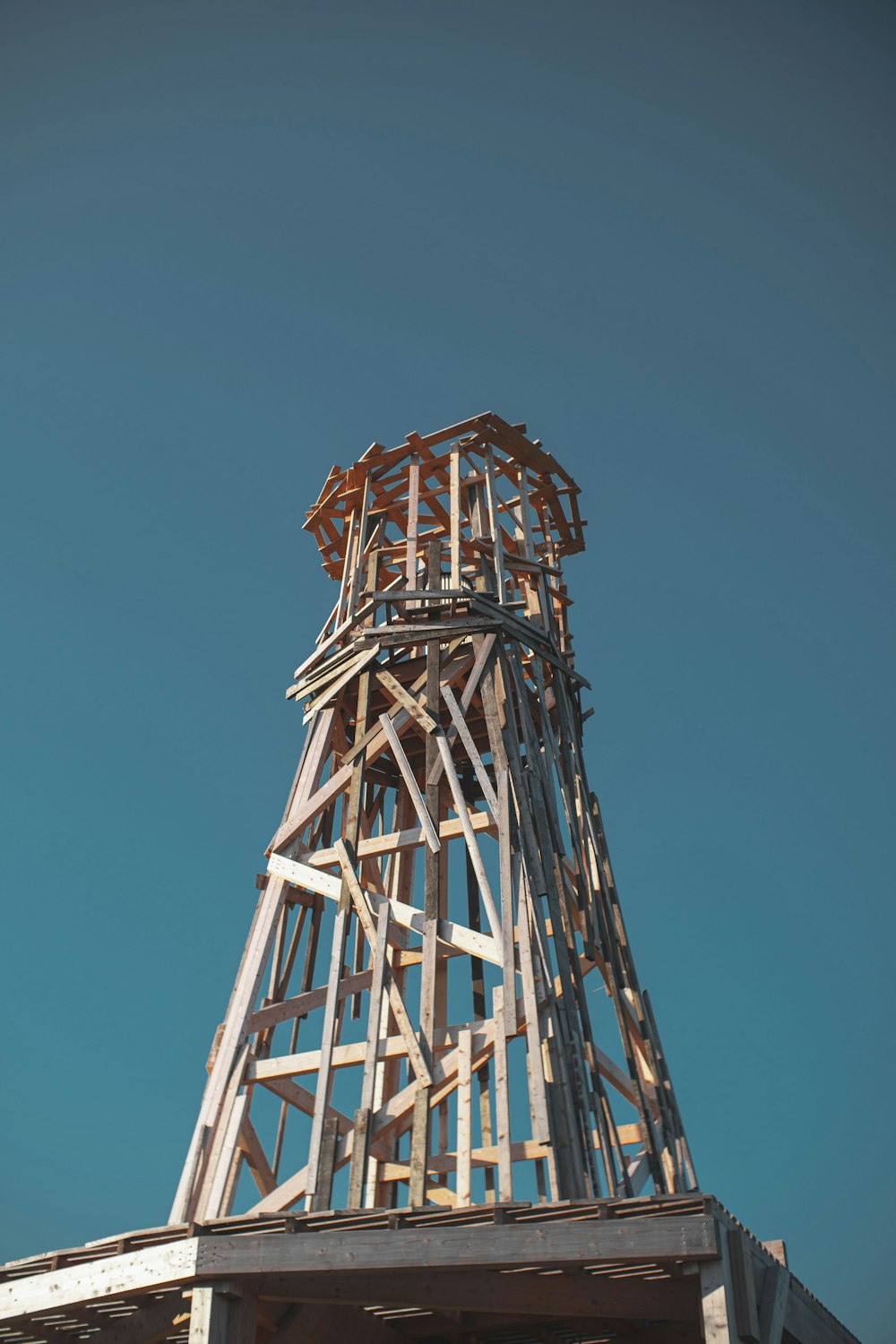 Torre de metal marrón bajo el cielo azul durante el día