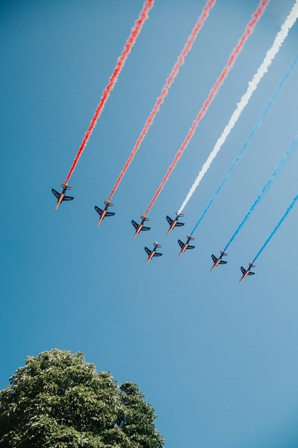 aereo rosso e bianco nel cielo