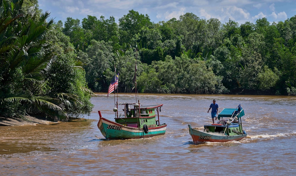 persone che cavalcano su una barca verde sullo specchio d'acqua durante il giorno