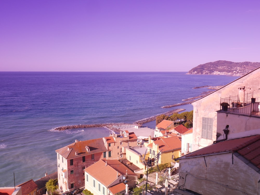 edifícios de concreto marrom e branco perto do mar durante o dia