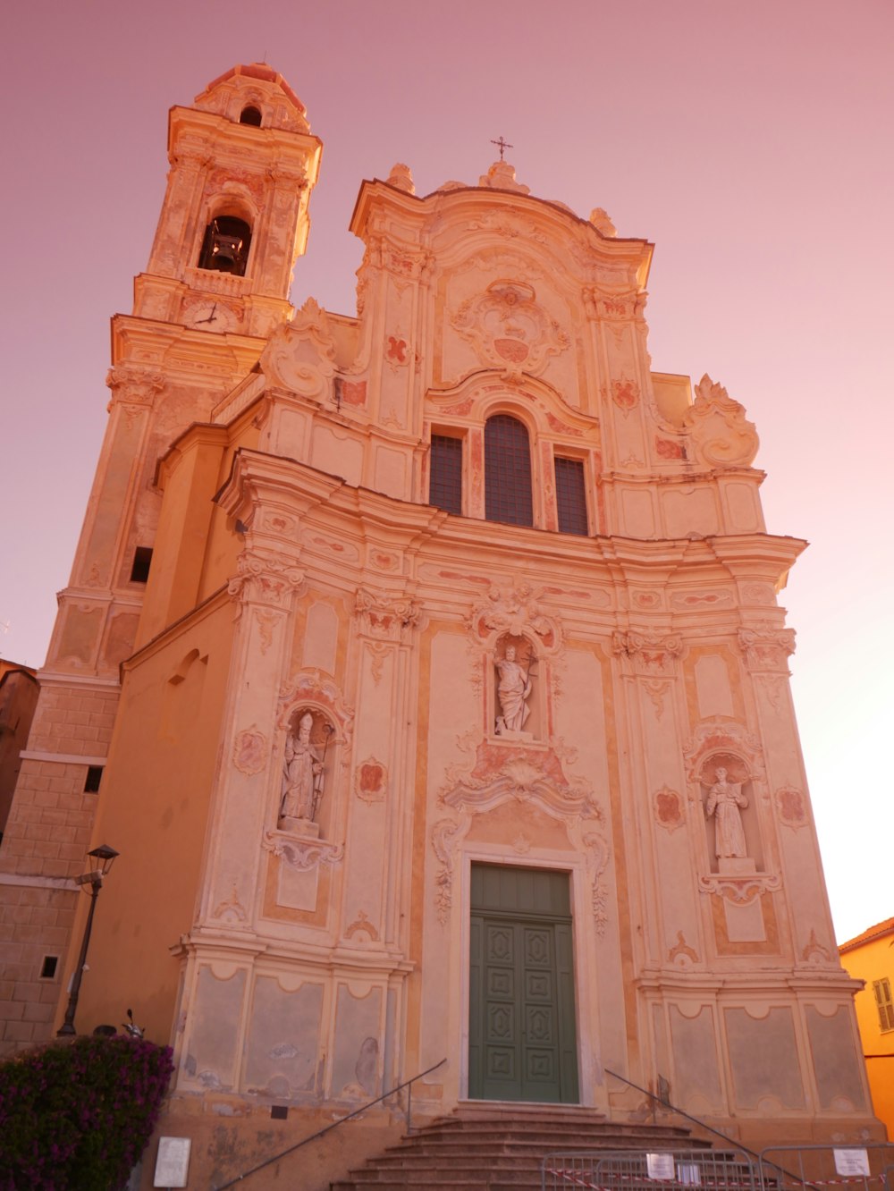 Iglesia de hormigón marrón durante el día