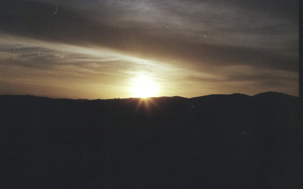 Silueta de la montaña durante la puesta del sol