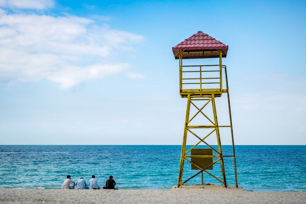 personnes sur la plage pendant la journée