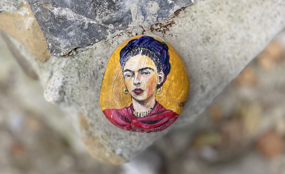 Femme en robe rouge et blanche portant un chapeau jaune