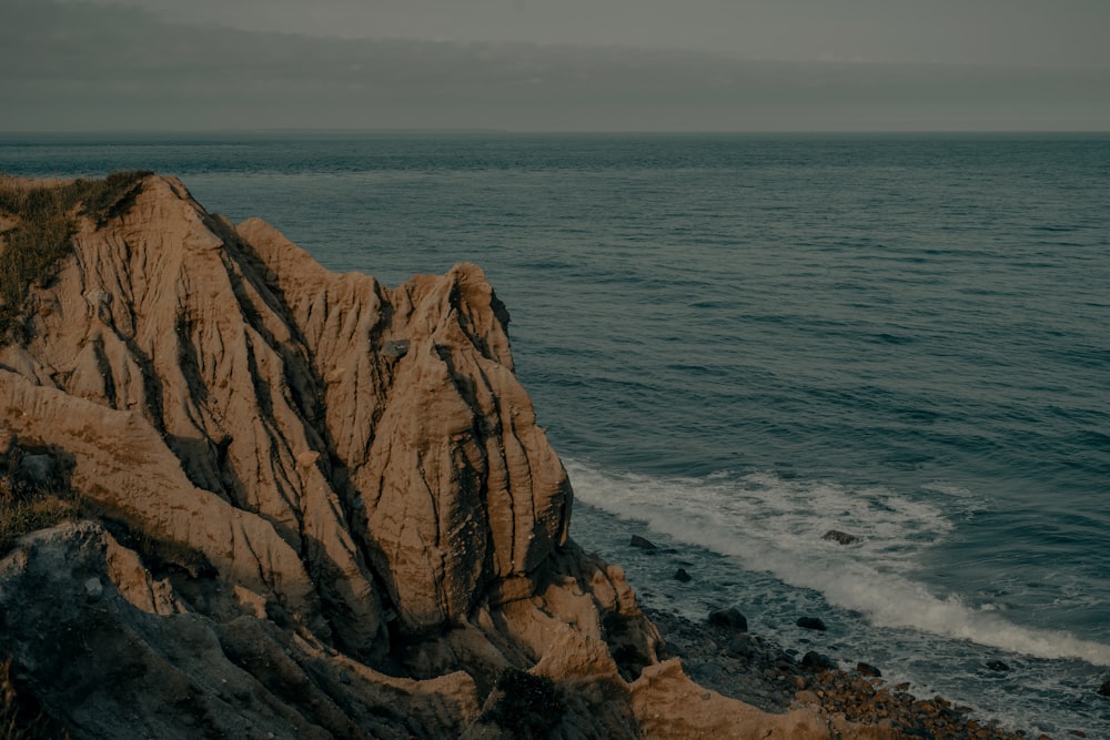 Formation rocheuse brune au bord de la mer pendant la journée