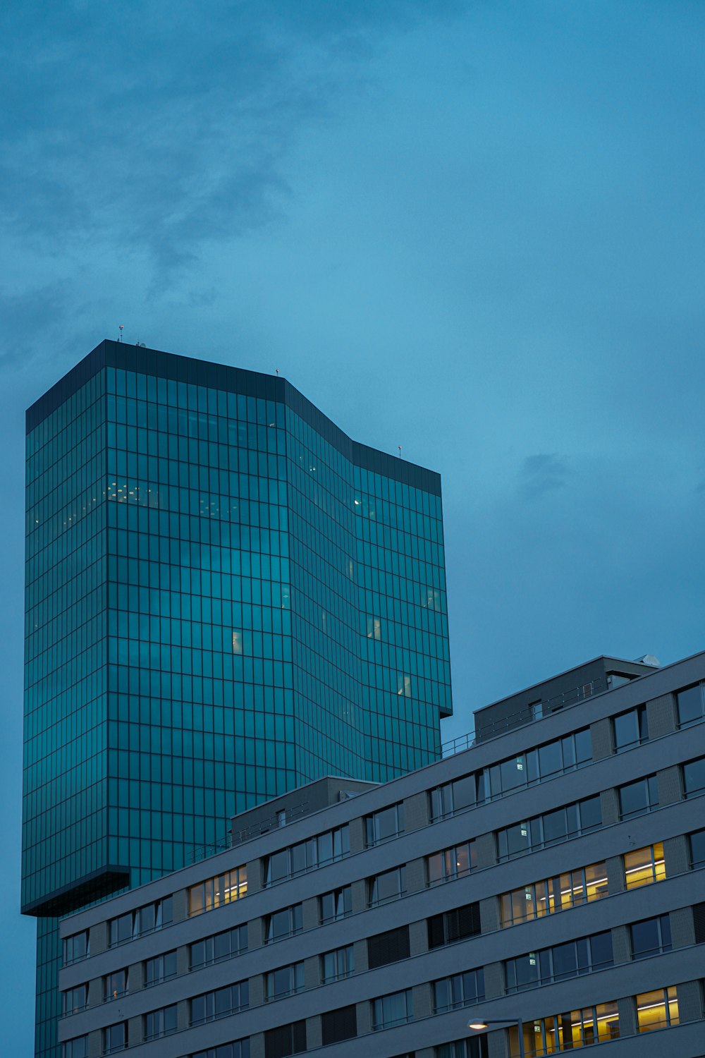 blau-weißes Betongebäude tagsüber unter blauem Himmel